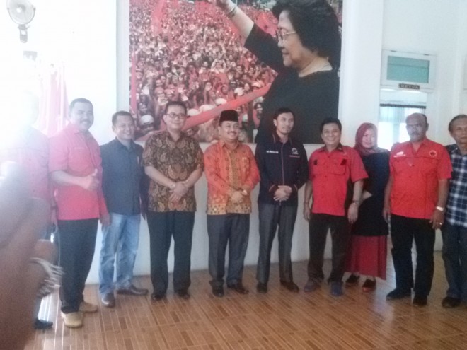 Bacabup Tebo, Hamdi foto bersama Wartono dan ketua DPD PDIP, Edi Purwanto belum lama ini.